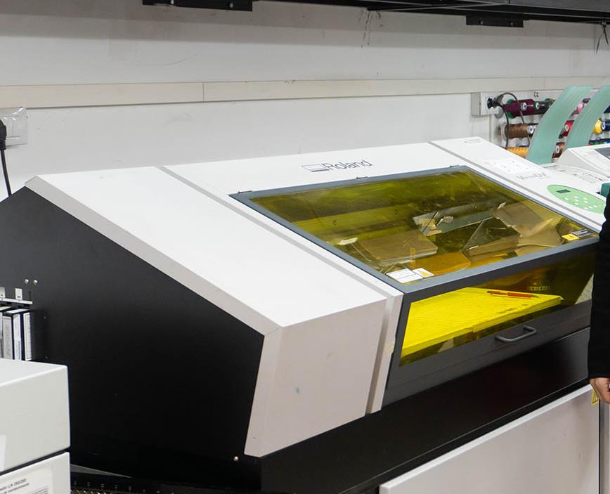 Una innovadora técnica de impresión que emplea luz ultravioleta para el secado de los colores
